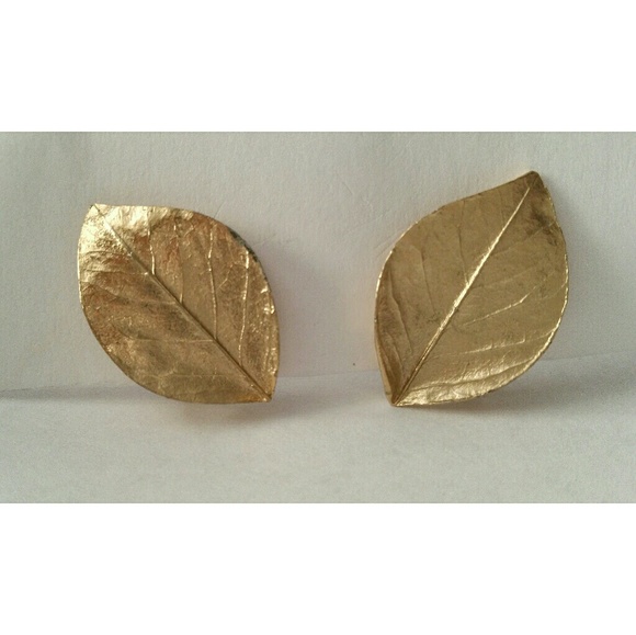 Vintage Trifari veined leaf clip on earrings - Picture 4 of 7